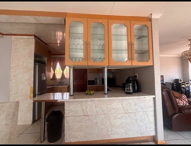 3 BEDROOM HOUSE TO LET IN MANDELA VIEW